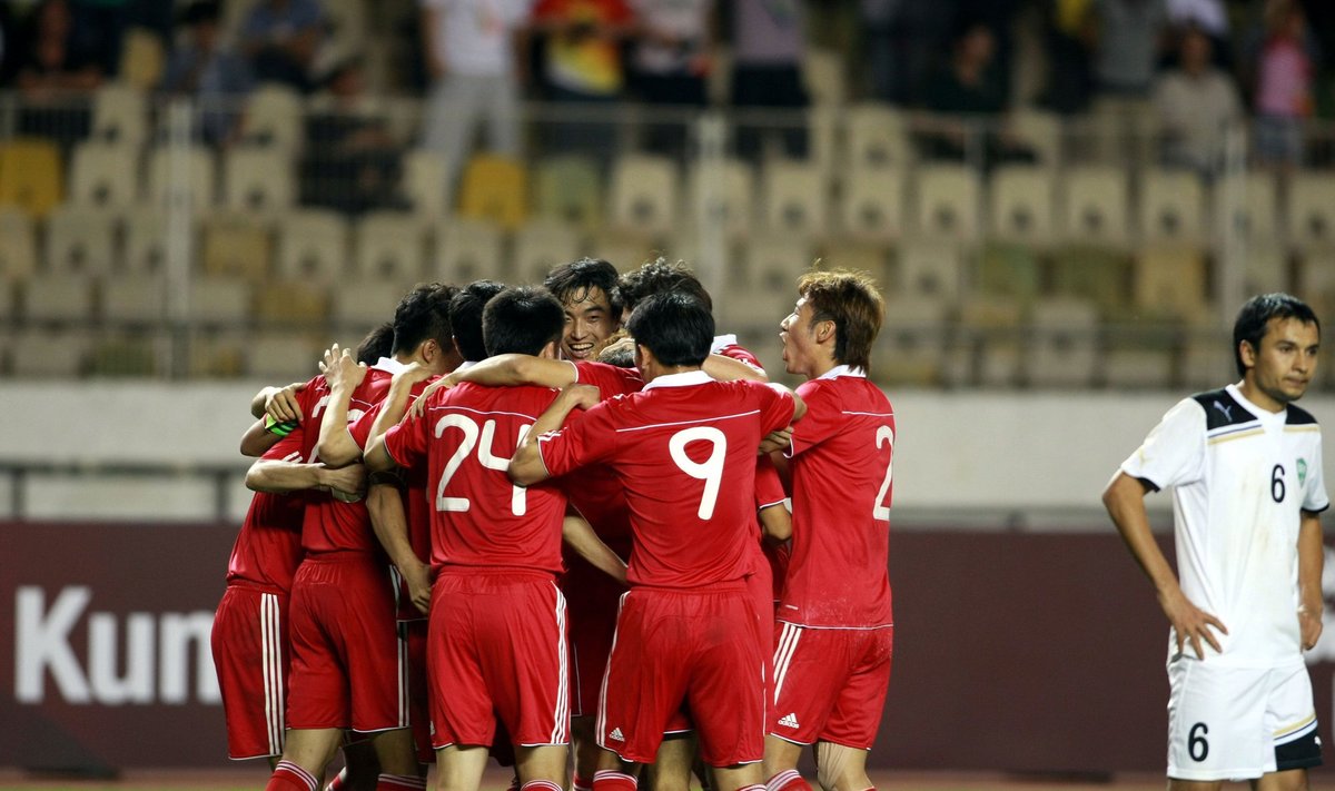Kinijos futbolininkai džiaugiasi įvarčiu