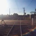 Vaizdo įraše užfiksuota, kaip vyras vos išvengė traukinio