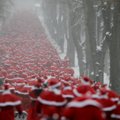 Vokietijoje į kasmetį bėgimą susirinko 800 Kalėdų Senelių