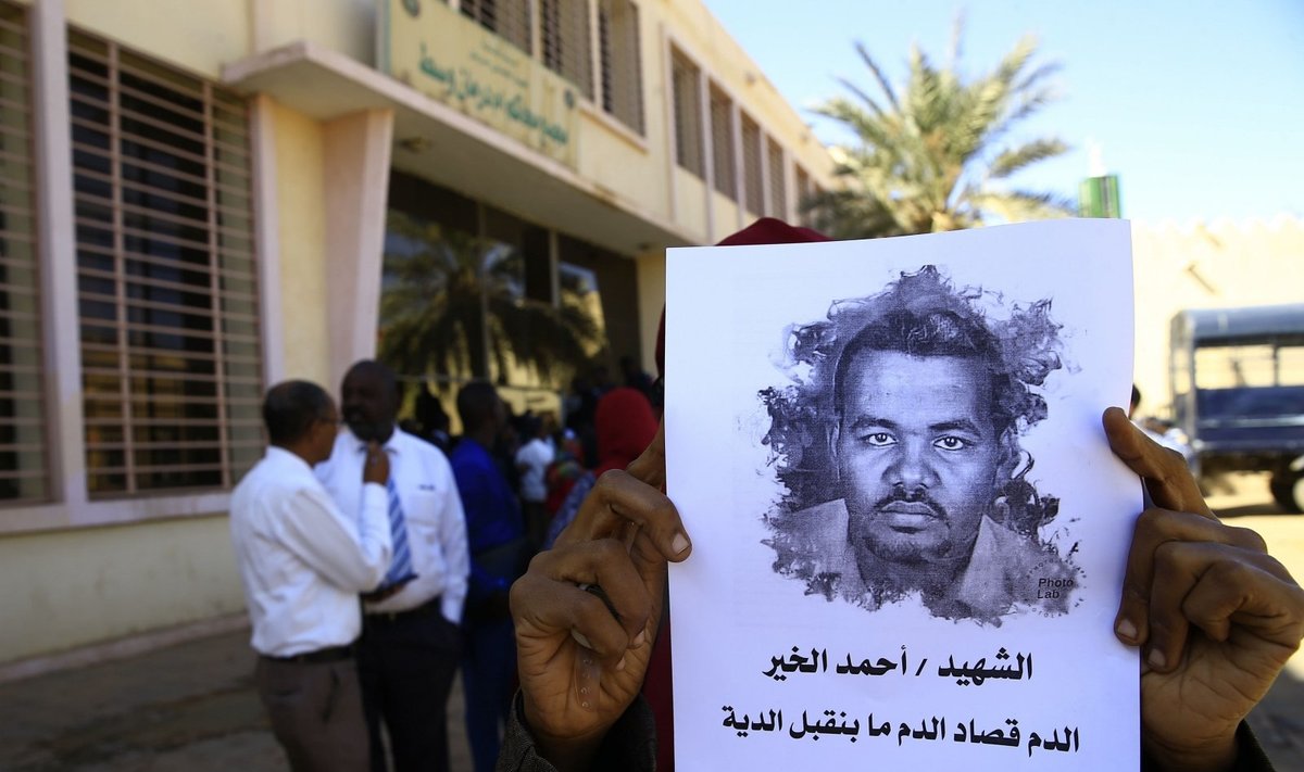 Protestuotojai Sudane laiko saugumo pajėgų nukankinto mokytojo portretą