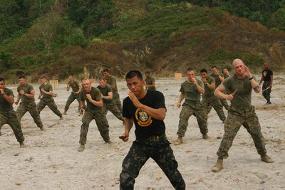 Filipinų instruktoriai ir JAV kariai treniruojasi 