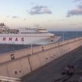 Ispanijos Kanarų salose po kelto avarijos mėginama surinkti ištekėjusius degalus