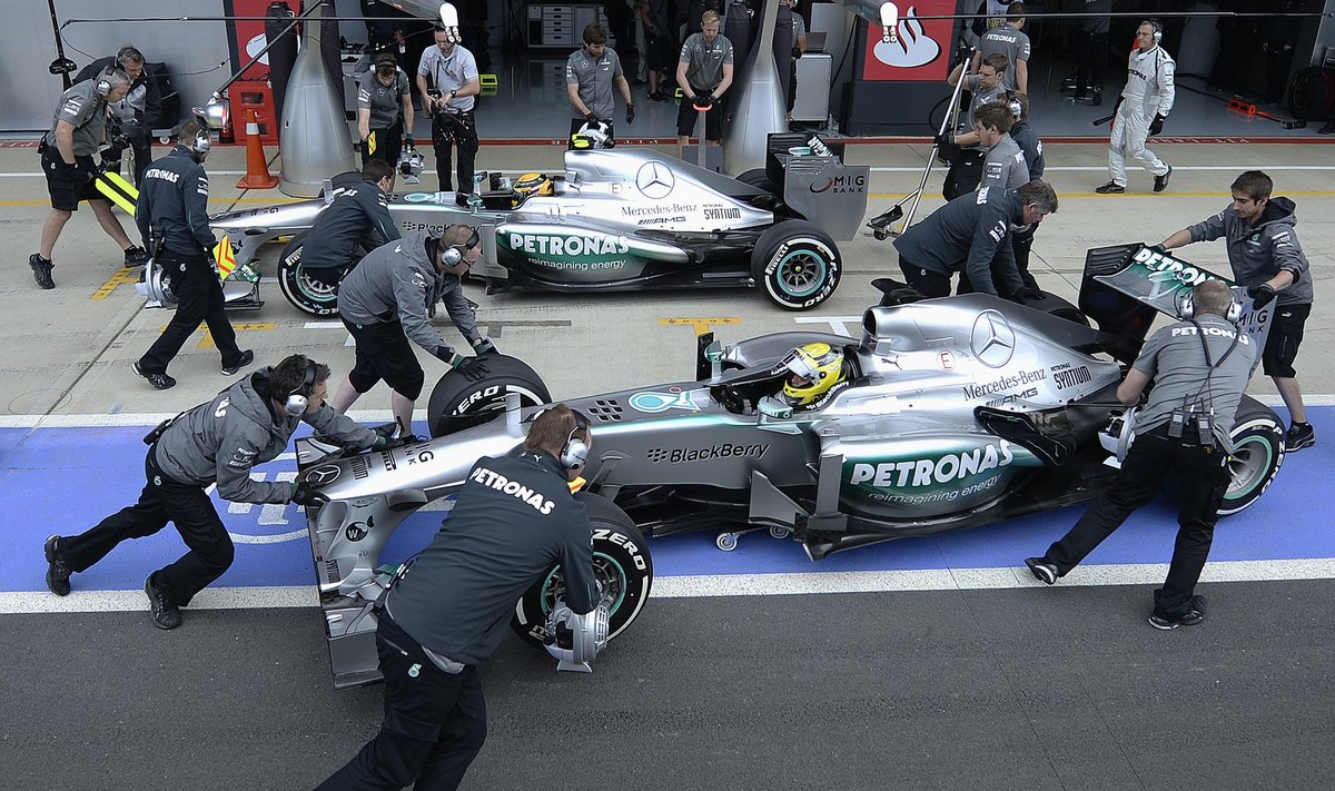 Lewisas Hamiltonas, Nico Rosbergas ir “Mercedes“ komandos mechanikai 