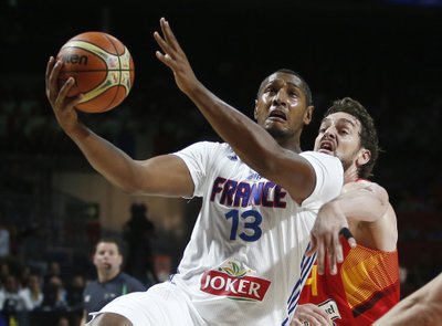 Borisas Diaw ir Pau Gasolis (AFP nuotr.)