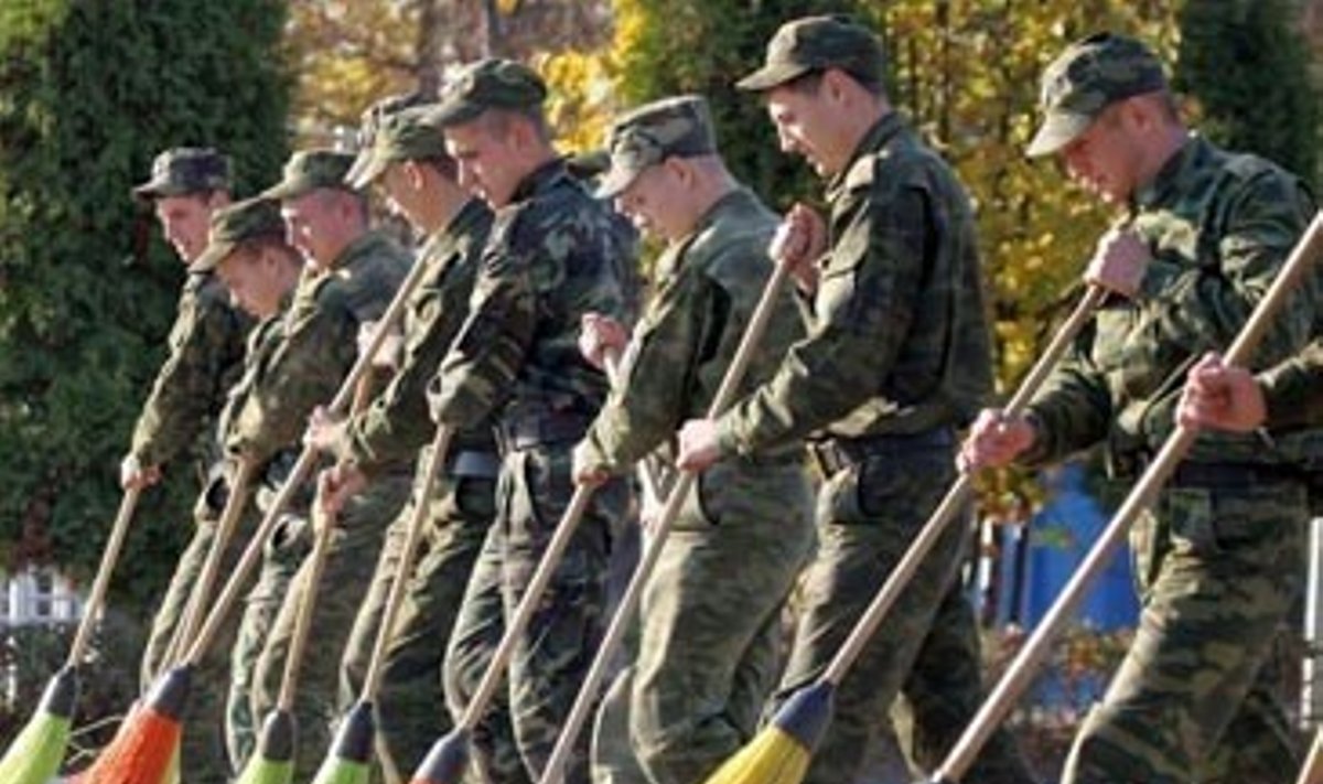 Rusijos kareiviai Pasieniečių mokyklos kieme šluoja rudeninius lapus.