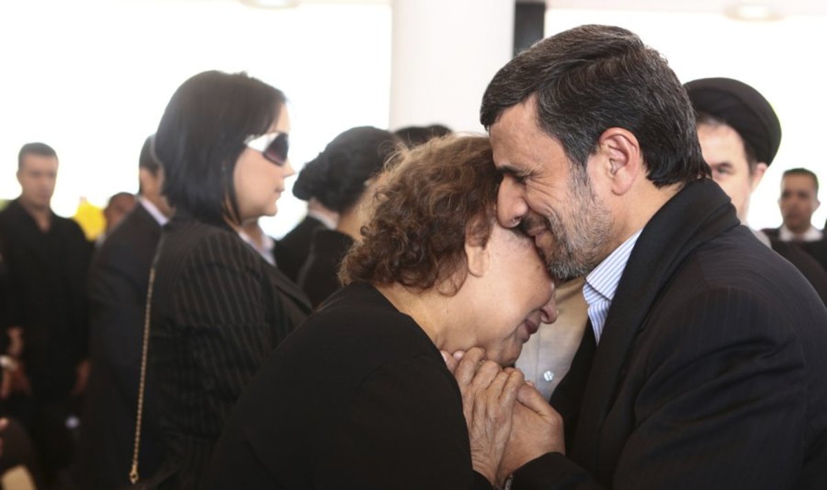 Mahmoudas Ahmadinejadas ir Hugo Chavezo motina Elena Frias