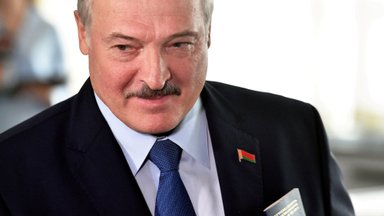 Сын Лукашенко ударил соперника клюшкой между ног в присутствии белорусского президента