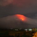 Filipinuose įspūdingas ugnikalnio „fejerverkų šou“ traukia turistus