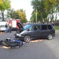 Vilniuje motociklininkas atsidūrė po automobiliu, vyriškį gelbėjo avarijos liudininkai