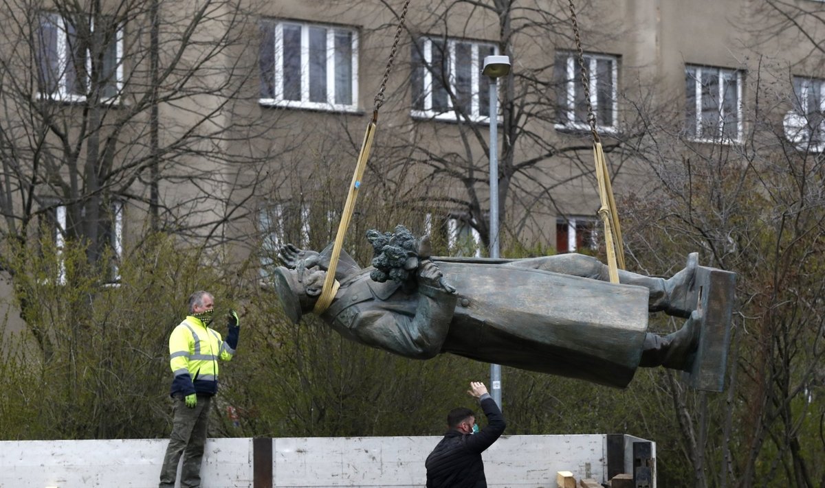 Prahoje nukeliama Ivano Konevo statula
