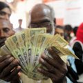 Pinigų reforma Indijoje kelia sunkumus ir net pastumėjo į savižudybę