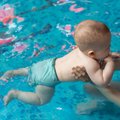Specialistė ragina nepuoselėti tuščių vilčių: nuo kada iš tiesų kūdikiai gali išmokti plaukti