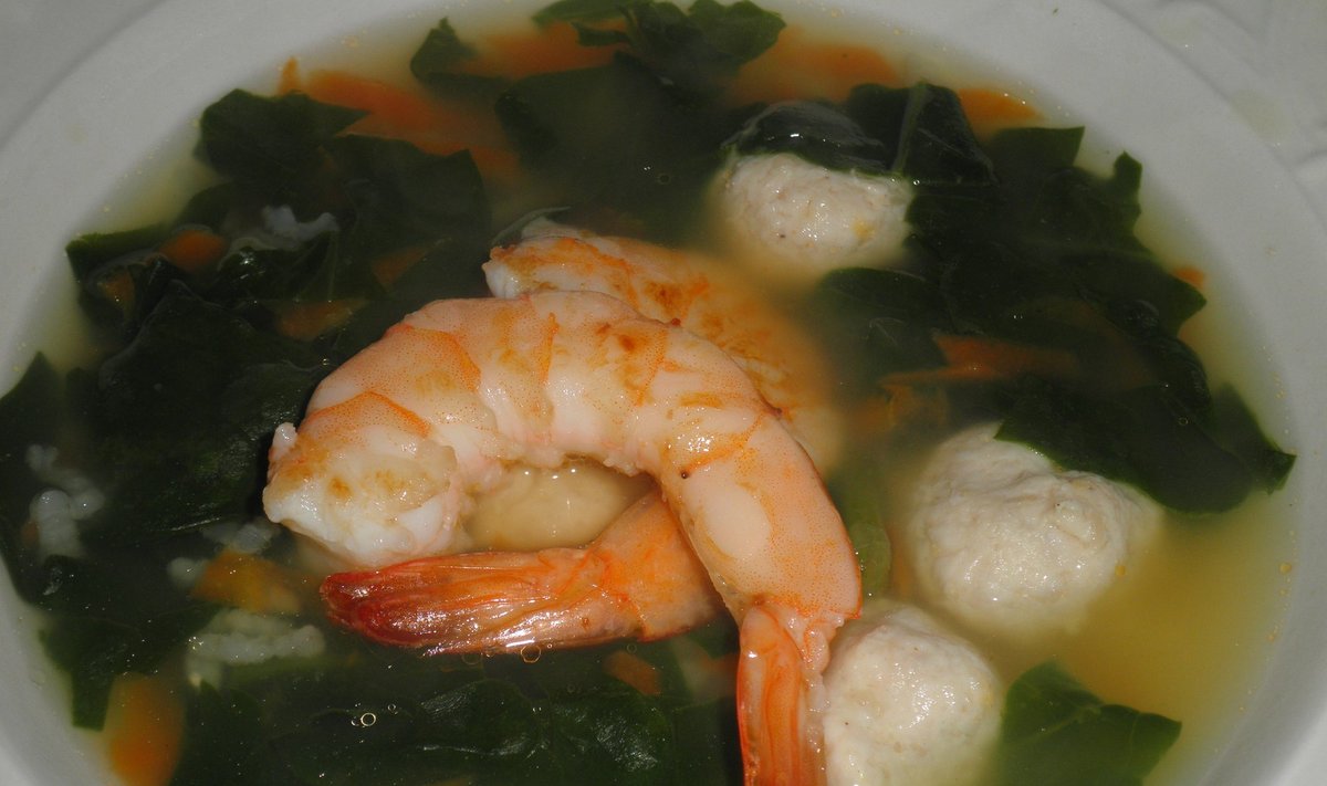 Špinatų sriuba su frikadelėmis ir krevetėmis