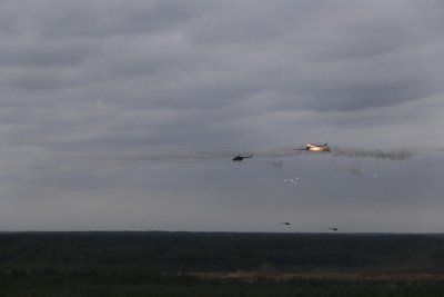 Sraigtasparniai Mi-8 apšaudo taikinius nevaldomomis raketomis