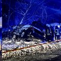 Naktį Vilniuje BMW nuskriejo nuo kelio ir rėžėsi į medį