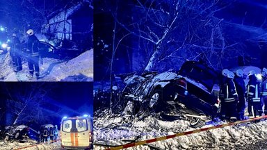 Ночью в Вильнюсе с дороги съехал и в дерево врезался автомобиль BMW