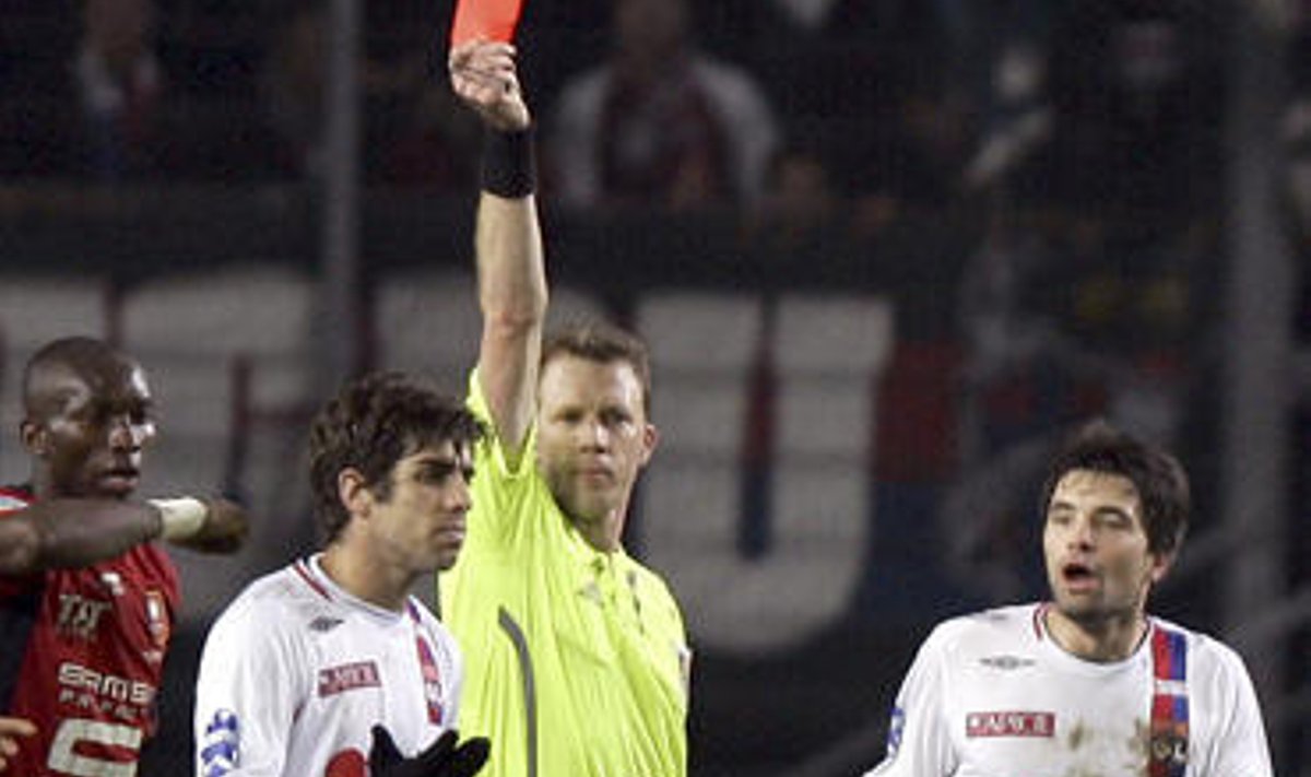 Juninho ("Olympique") rodoma raudona kortelė