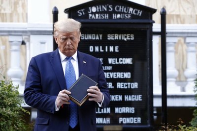 Donaldas Trumpas prie St. Johno episkopalinės bažnyčios