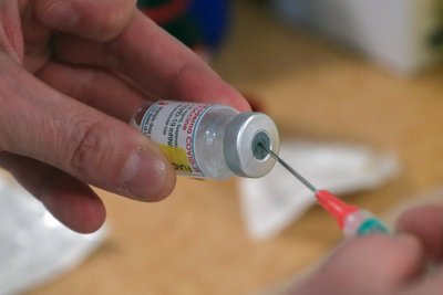 Oksfordo universitetas atliks tyrimą, kuriame paskiepys gyventojus dviem skirtingų vakcinų nuo COVID-19 dozėmis. 