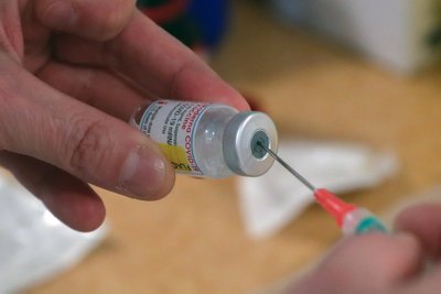 Oksfordo universitetas atliks tyrimą, kuriame paskiepys gyventojus dviem skirtingų vakcinų nuo COVID-19 dozėmis. 