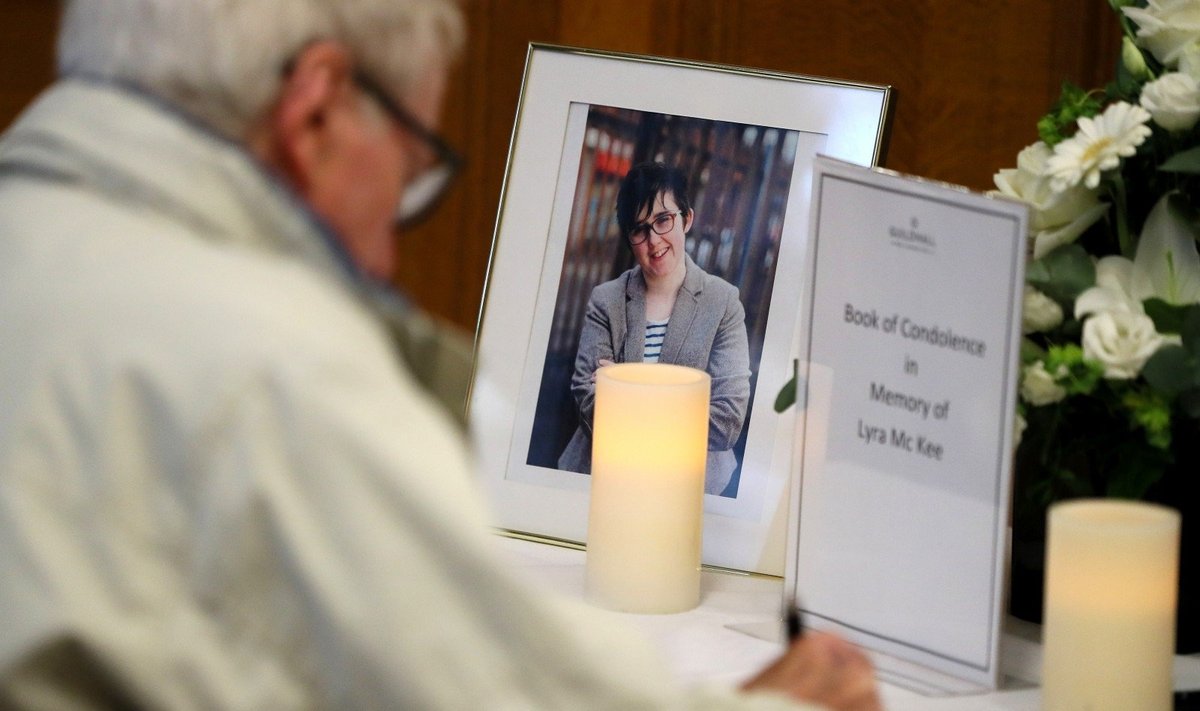 Šiaurės Airijoje atsisveikinama su nušauta žurnaliste