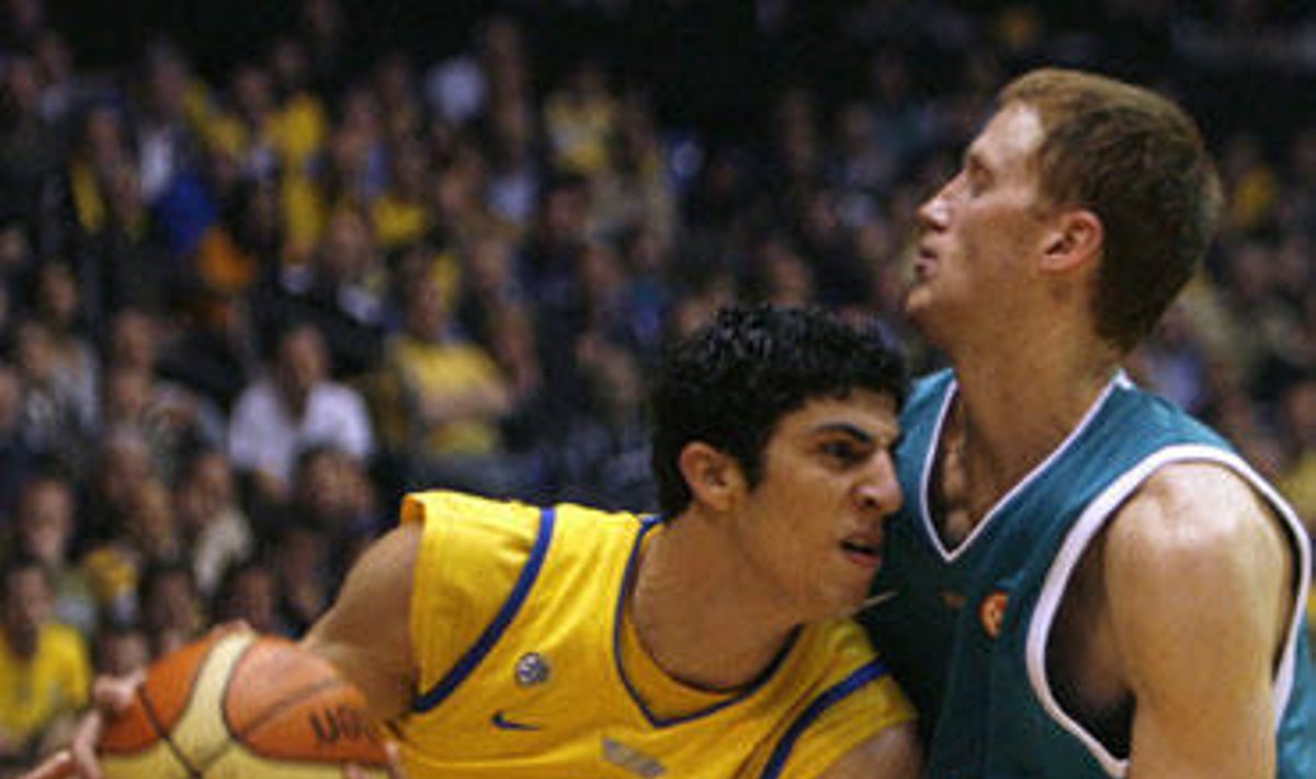 Lioras Eliyahu ("Maccabi") prieš Brittoną Johnseną ("Elan Bearnais")