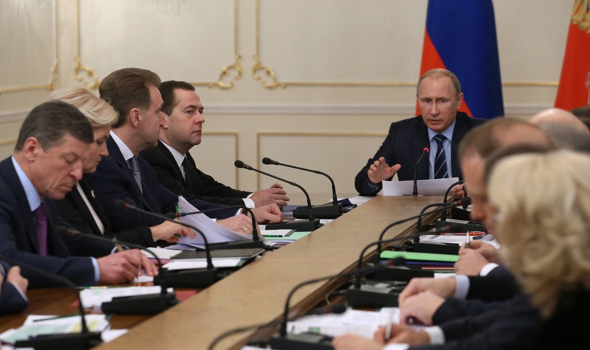 Vladimiras Putinas susitinka su vyriausybės nariais