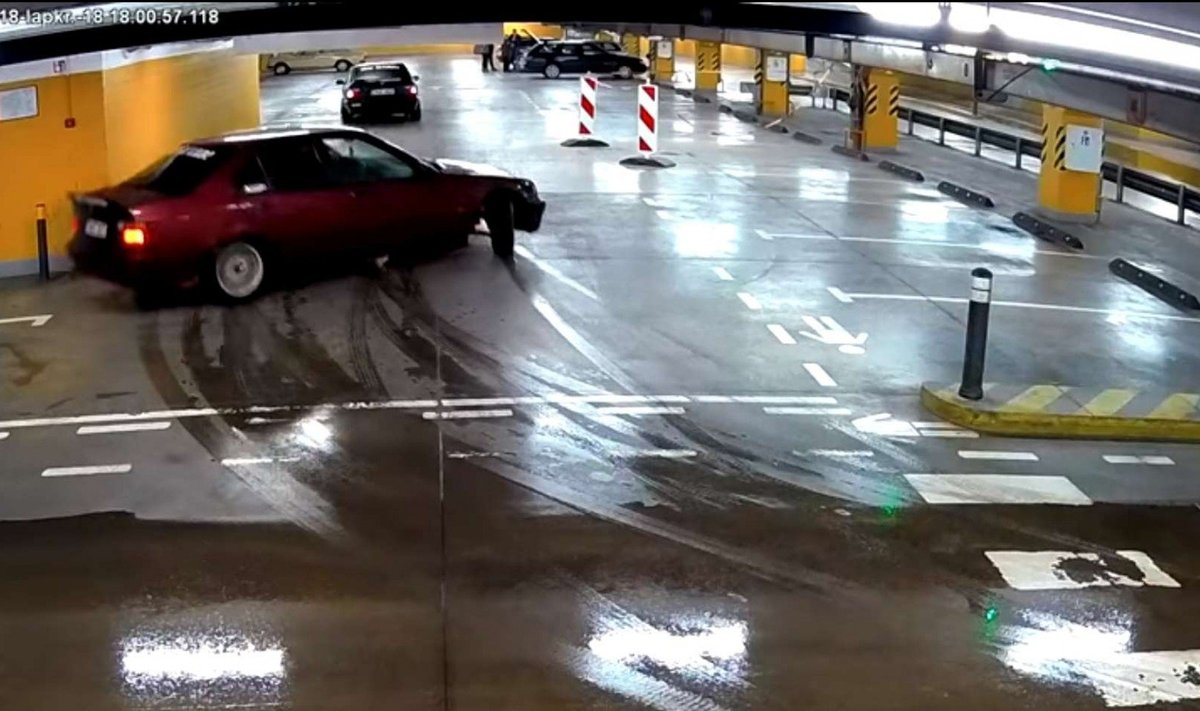 Prekybos centro stovėjimo aikštelėje šonu slydęs BMW automobilis