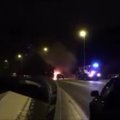 Judrioje Vilniaus gatvėje atvira liepsna užsidegęs automobilis sutrikdė eismą