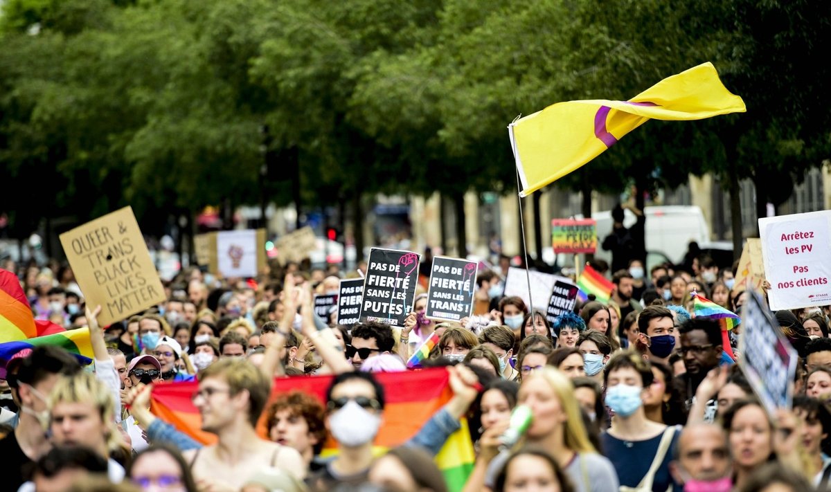 Paryžiuje keli tūkstančiai žmonių susirinko į LGBT eitynes