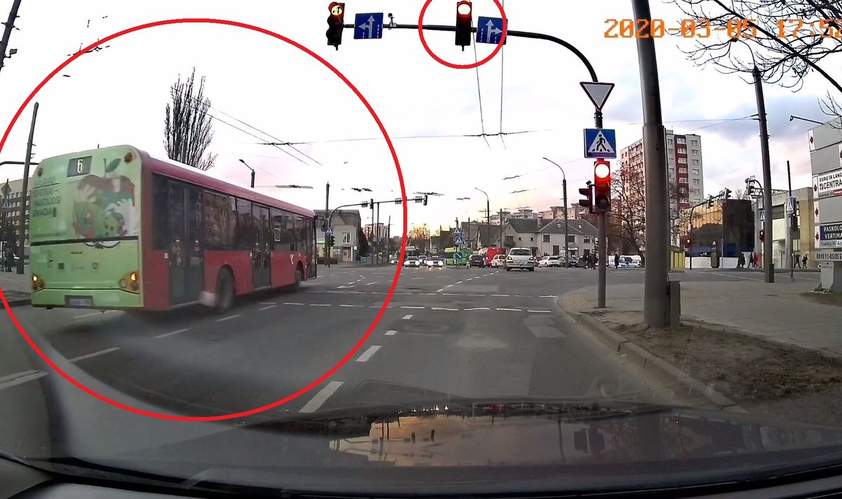 Kaune autobuso vairuotojas nusprendė sankryžą kirsti per raudoną ir priešpriešėmis
