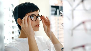 Ligonių kasos atsakė, kada kompensuojami akinių lęšiai ir nereikia mokėti už akies lęšiuko pakeitimą