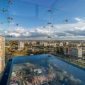 Vilniuje baigtas statyti išskirtinis 18 aukštų pastatas: viršutiniame aukšte – kabantis stiklinis balkonas