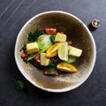 Tofu su kininiu bastučiu – puikaus skonio karštos salotos