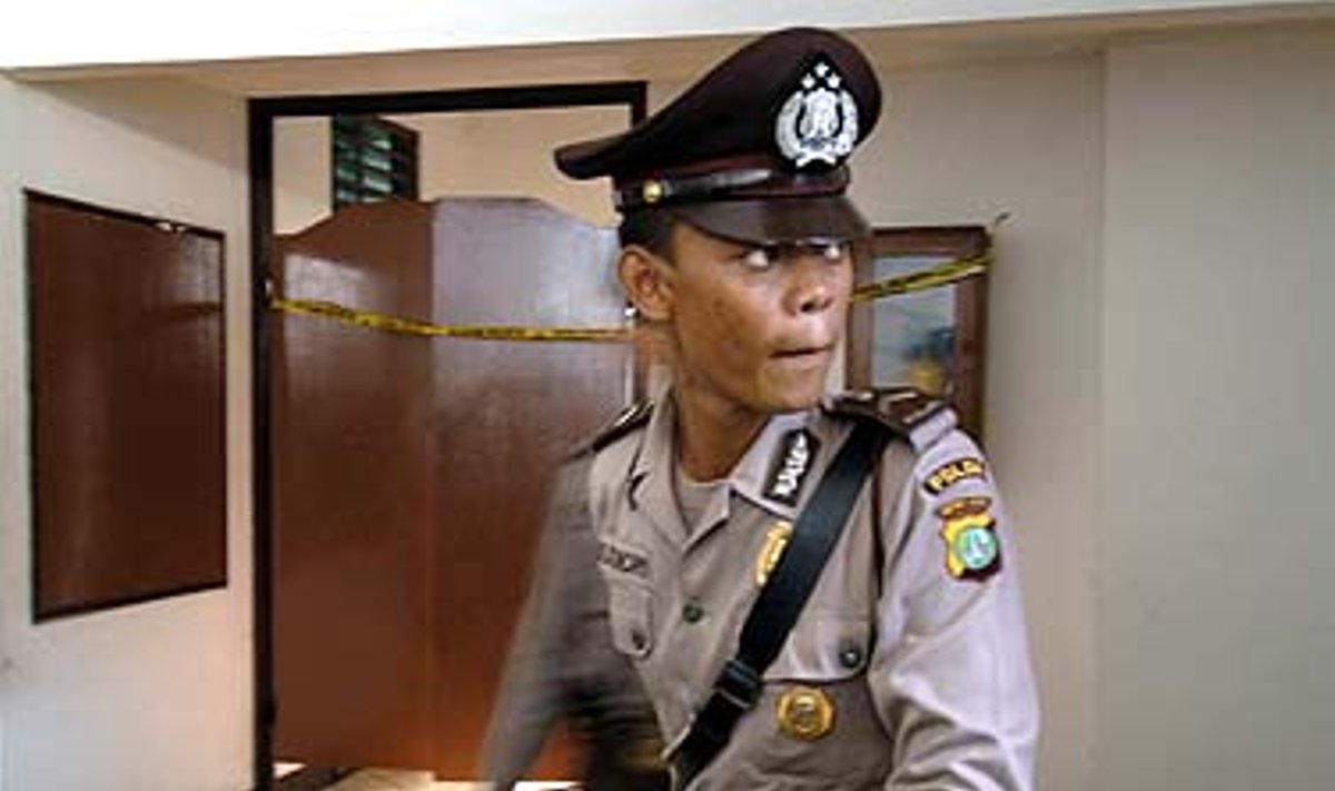 Policininkas prie Indonezijos centrinės rinkimų būstinės