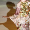 Ant Tokijo podiumo - modernių kimono kolekcija