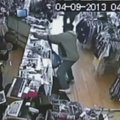Kamera užfiksavo: parduotuvės savininkas lazda talžo plėšiką
