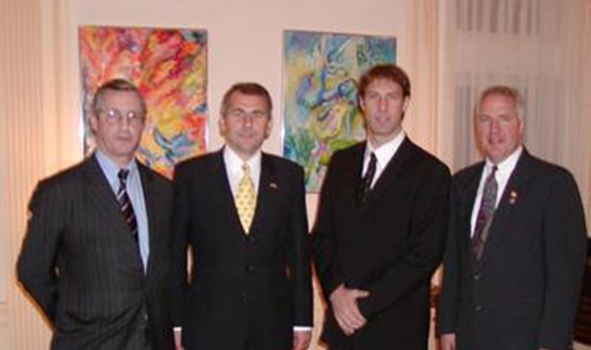 Nuotraukoje: (iš kairės į dešinę) NATO komiteto vadovas Bruce Jackson, LR ambasadorius JAV Vygaudas Ušackas, Šiaurės Europos krepšinio lygos komisaras Šarūnas Marčiulionis, JAV Atstovų rūmų narys John Shimkus.