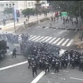 Buenos Airių gatvėse įtūžusi protestuotojų minia susirėmė su riaušių malšinimo policijos pajėgomis