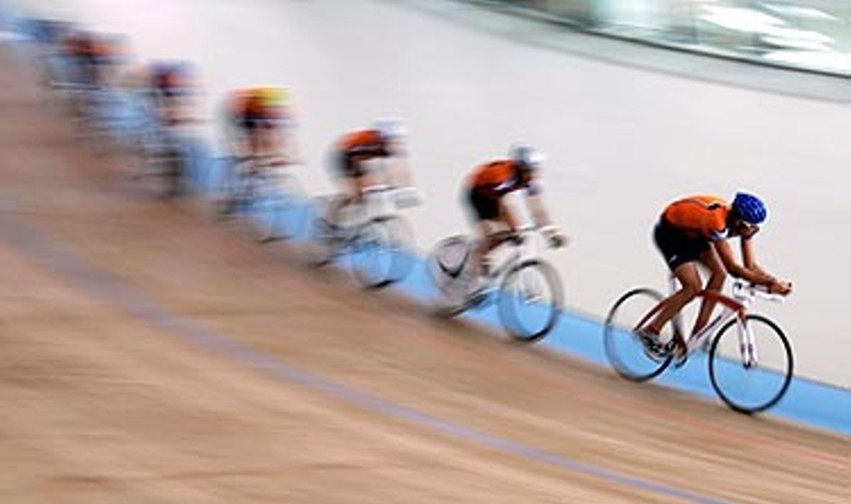 Olandijos treko dviratininkai treniruojasi prieš Atėnų olimpiadą. 