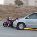 To policija nebuvo mačiusi: iš avarijos pasprukęs vairuotojas numuštą motociklą nusivežė kartu