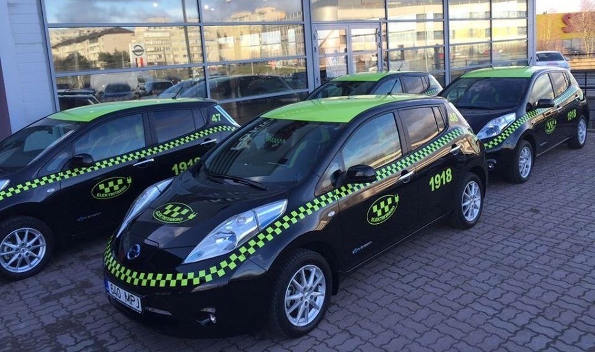 Estijos taksi įmonės elektromobiliai "Nissan Leaf"
