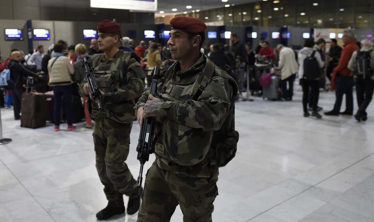 Kareiviai patruliuoja Paryžiaus Šarlio de Golio oro uoste