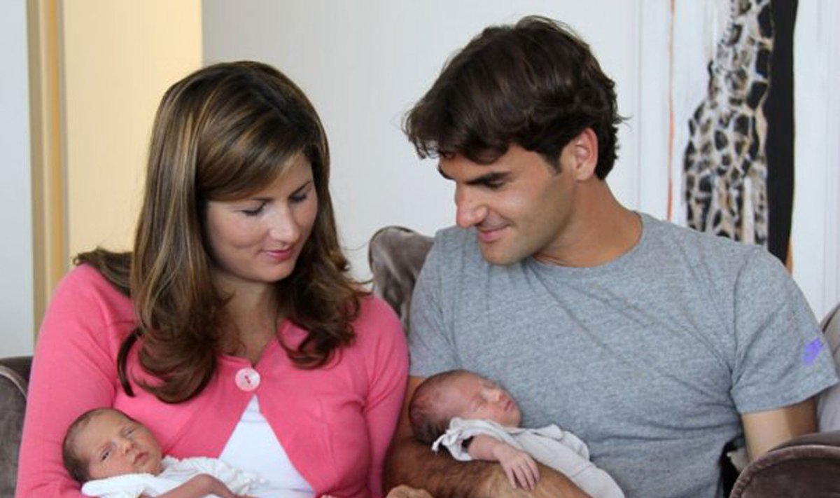 Mirka Federer ir Rogeris Federeris su dvynukėmis Myla ir Charlene