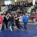 Rusijos ir Gruzijos imtynininkų susitikimas baigėsi masinėmis peštynėmis (VIDEO)