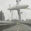 Liudininkai nufilmavo, kaip užkliudęs tiltą upėje sudužo „TransAsia“ lėktuvas