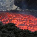 Iš Etnos ugnikalnio teka raudonos lavos srovė