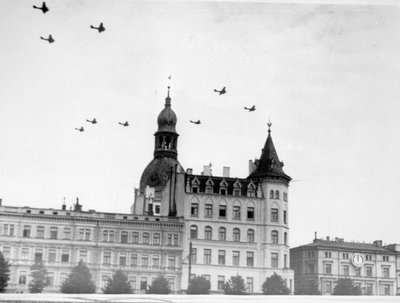 Raudonžvaigždė aviacija virš Rygos rotušės. 1940 metų birželis.