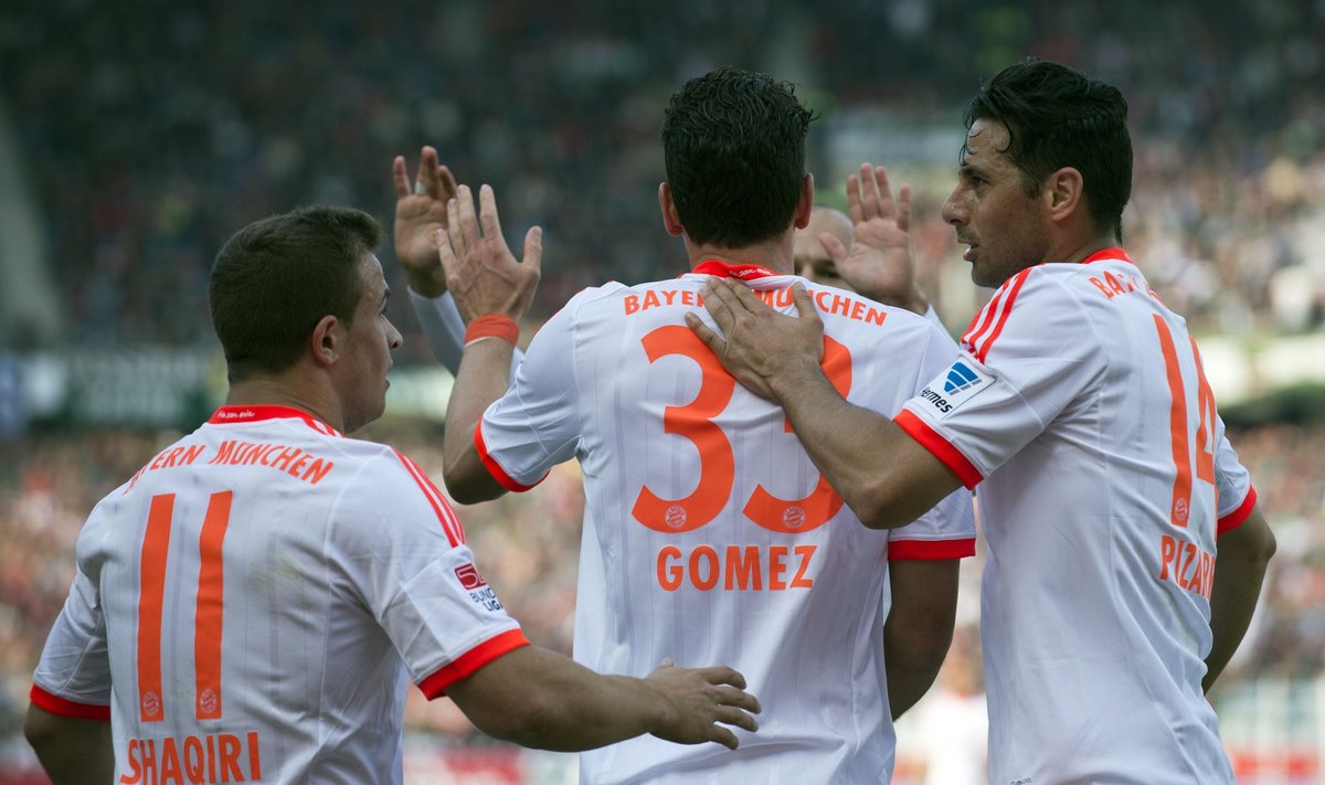 Komandos draugai sveikina Mario Gomezą su pelnytu įvarčiu