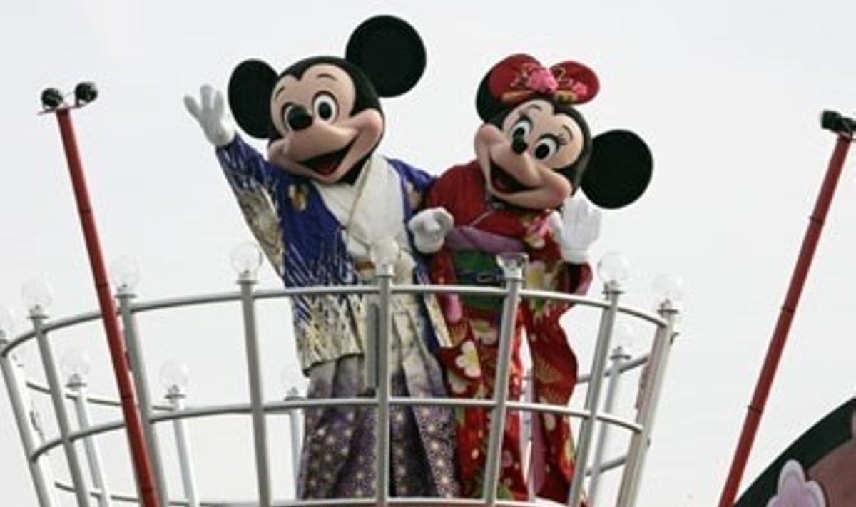 Walto Disney‘aus sukurti personažai Mikis Mauzas ir Mini, pasipuošę kimono, sveikina minią Naujųjų metų parade Tokijaus „Disneilende“.